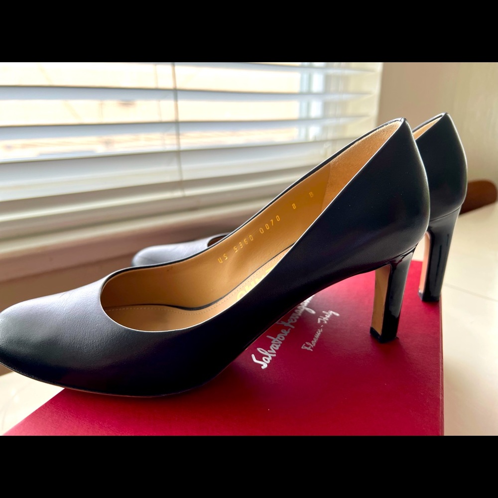 Salvatore Ferragamo Leo black pumps size 8B 2.75 inch heel